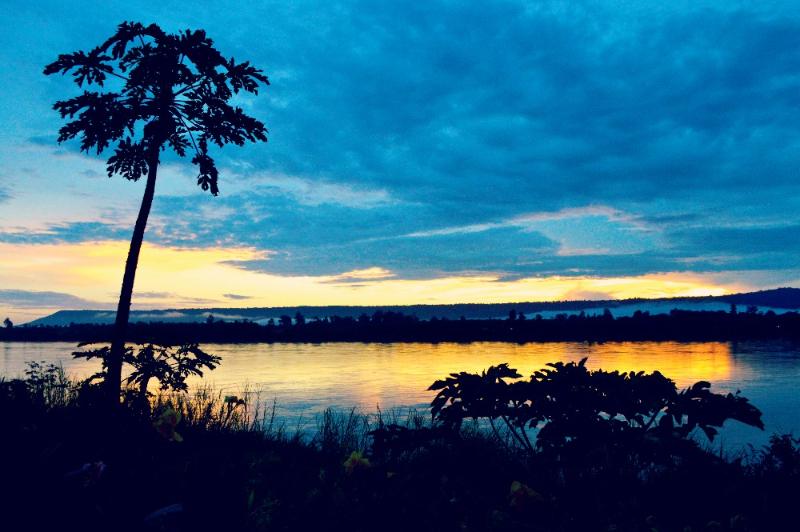 sunrise mekong river thailand laos backpacking travel