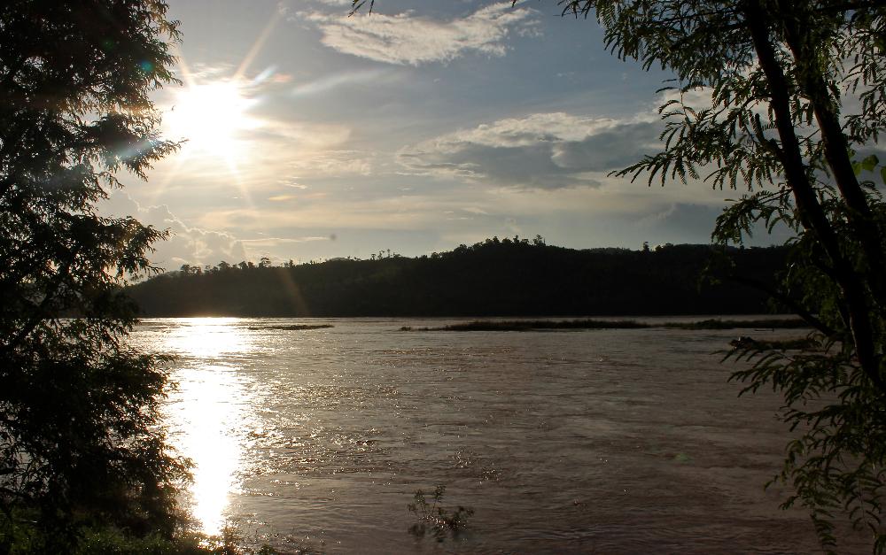 sunset mekong thailand backpacking travel