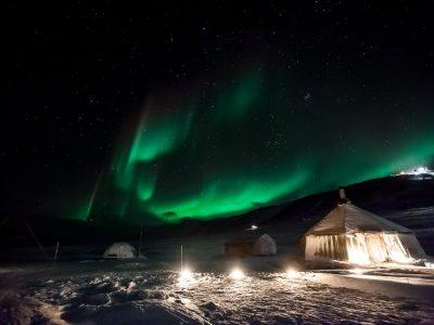 northern lights svalbard camp barentz
