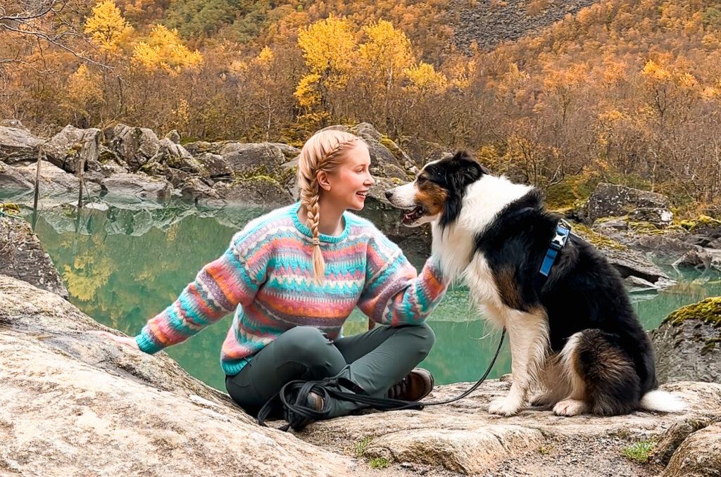 woman wearing une sweater and her dog in Norway